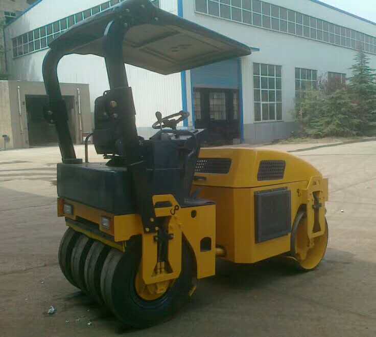 LTC203型3吨双驱双振全液压震动压路机