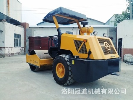 6吨单钢轮振动压路机气刹双转向操作台可以侧翻单杆操作简单